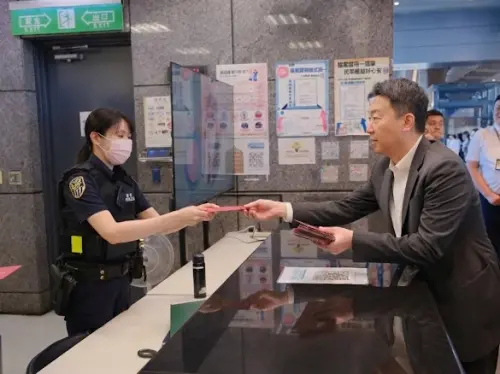 ▲交通部陳世凱部長今（22）日下午特別前往高鐵台中站前進指揮所視察，瞭解雙鐵收假日雙鐵疏運情形。（圖／交通部提供）