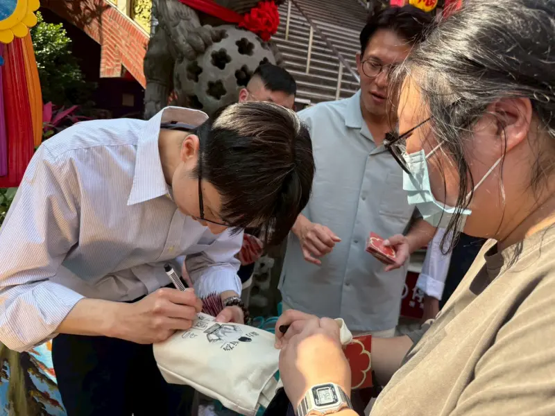 首度合體黃國昌拜票　家樂福員工坦言：社交能量已乾涸