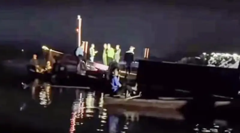 越南老街省塔巴湖客船與運石船對撞意外　釀11歲童遇難5人失蹤