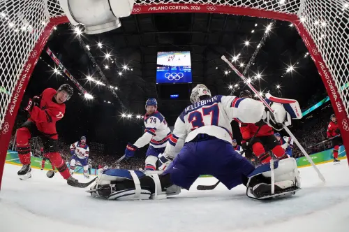 ▲美國門將赫勒巴克（Connor Hellebuyck）全場撲救超過40次，尤其第三節關鍵時刻以球棍擋下泰福斯（Devon Toews）的空門射門，成為美國奪金最大功臣之一。（圖／路透／達志影像）