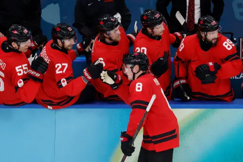 ▲加拿大隊由馬卡爾（Cale Makar）與麥金農（Nathan MacKinnon）領軍，全場射門47次佔據場面優勢，但仍未能突破美國防線，最終無緣金牌。（圖／路透／達志影像）