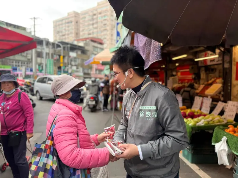 拚初選!徐嶔煌重返景美市場拜票 笑談和蔣萬安大學回憶