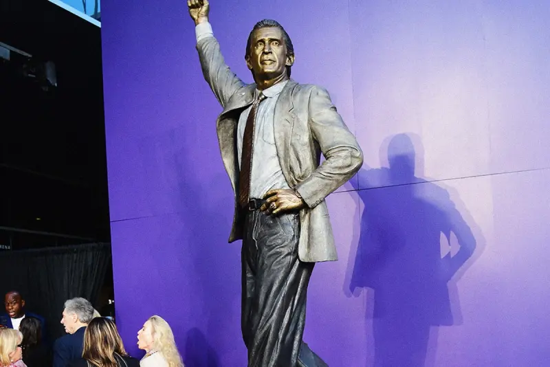 NBA／萊利雕像揭幕！比肩科比、湖人隊史第8人　愛徒韋德在場見證