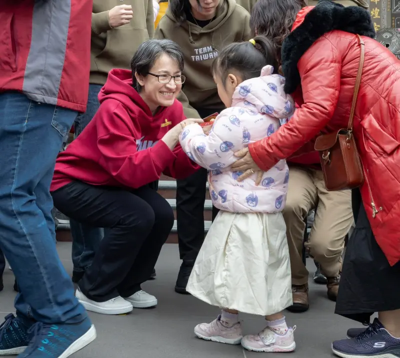 有吉兆？蕭美琴發福袋順便「練深蹲」！意外被捕捉這1幕