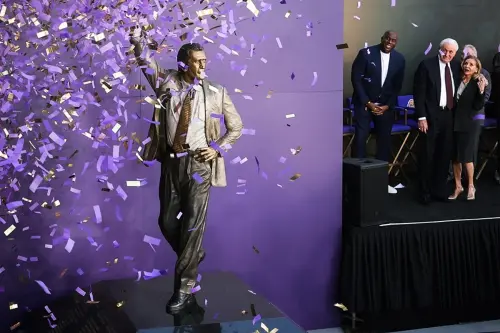 影／湖人萊利雕像細節滿滿！解析3大亮點　「舉拳」姿勢代表1戰術