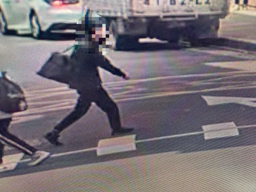 北車持10cm刀亂逛嚇壞！男詭異消失巷弄內「正臉照、身影全曝光」
