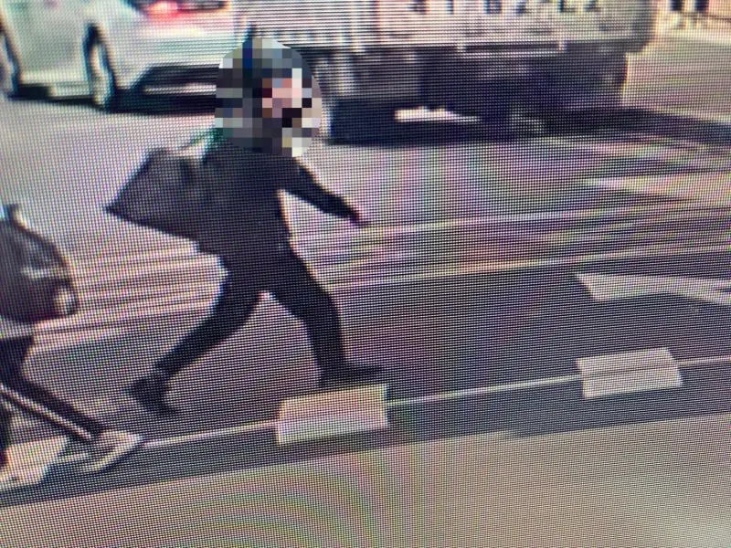 北車持10cm刀亂逛嚇壞！男詭異消失巷弄內「正臉照、身影全曝光」