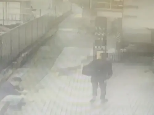 ▲持刀男子逃逸路線相當狡猾，甚至躲進大樓巷弄內疑似避免監視器拍攝。（圖／翻攝畫面）