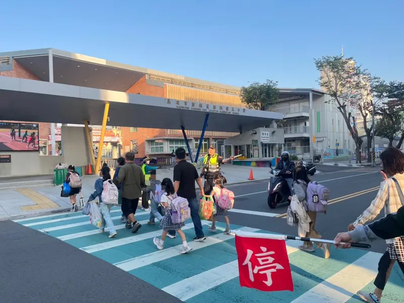 國小開學首日　前鎮警護童家長安心