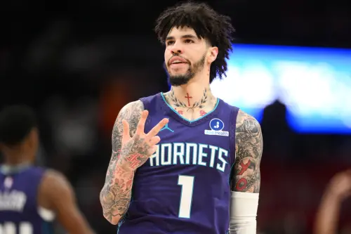 ▲夏洛特黃蜂隊本季展現了強大的進攻潛力，在當家球星鮑爾（LaMelo Ball）的組織下，全隊進攻節奏極快，本賽季在三分線出手次數與命中率更都排在聯盟前三，顯現他們不管是在「質」還是「量」都有穩定的表現。（圖／美聯社／達志影像）