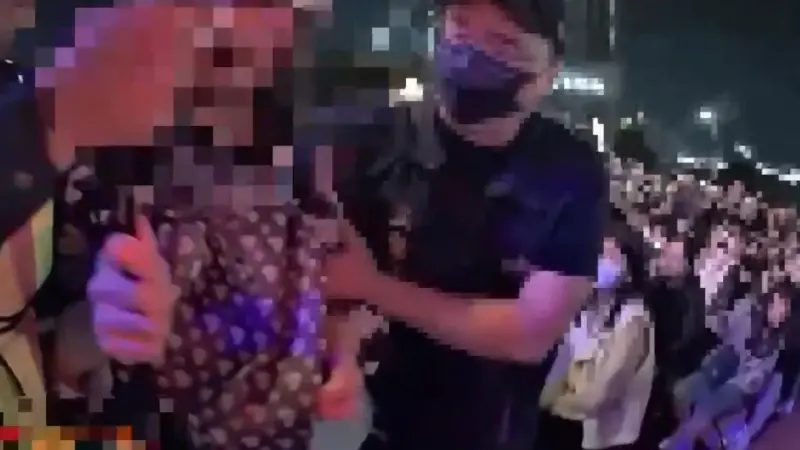 唱到一半！新北燈會驚傳鬧事　男粉「連人帶機」遭狼狽帶離原因曝