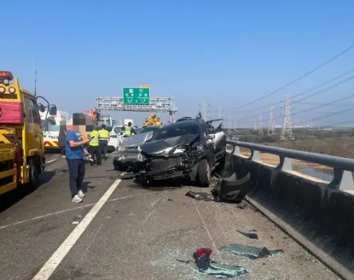 ▲3台轎車遭受高速撞擊，車輛接近全毀。（圖／翻攝畫面）