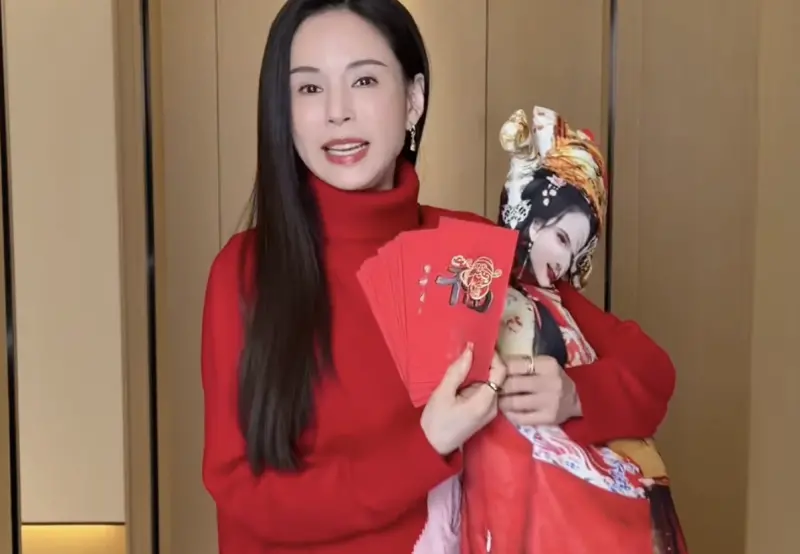 最美小龍女李若彤本命年犯太歲!賀年抱人形抱枕竟被誤認紙紮人偶