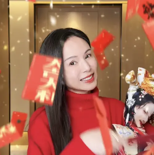 ▲李若彤開心灑紅包很喜氣，但手上的人形抱枕太像紙紮人偶，有點詭異。（圖／摘自 IG@carmanlee0816）