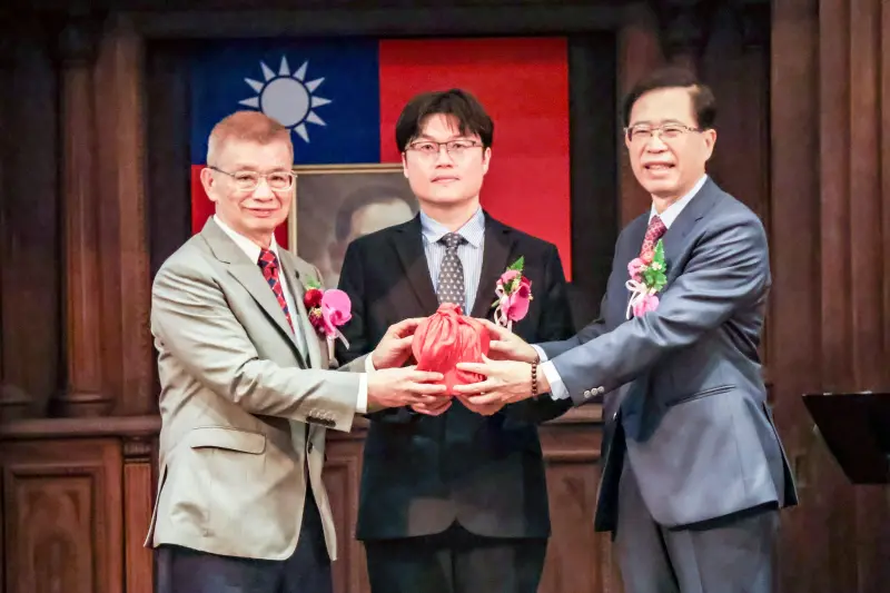 台師大校長交接　宋曜廷贈球拍盼吳正己運動、幽默自勉回家別更晚