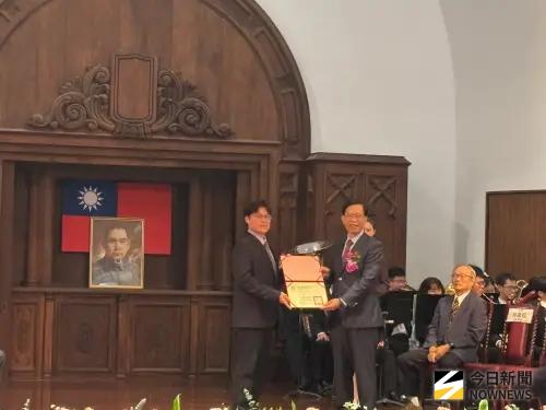 ▲朱俊彰致送新任校長宋曜廷聘書。（圖／記者李青縈攝）