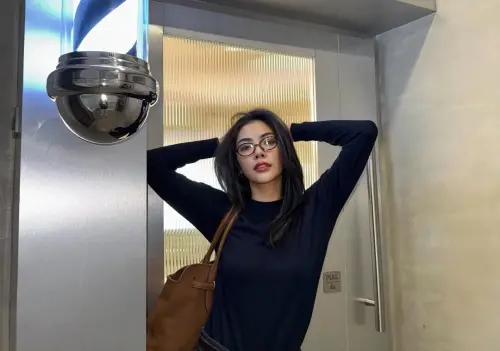 ▲Faye親自開設美髮店，為顧客剪髮。（圖／IG@faye）