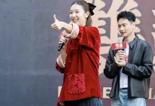 ▲余香凝（左）與劉冠廷（右）春節期間為《雙囍》勤跑活動，中間有幾天她返港與家人過年，也會在網上海巡，回覆留言，贏得不少觀眾的喜愛。（圖／水花電影提供）