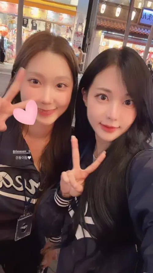 ▲LG雙子啦啦隊長車榮玹（右）與樂天巨人副隊長朴淡備（左）昨日在沖繩會合。（圖／翻攝自車榮玹IG@chacha721）