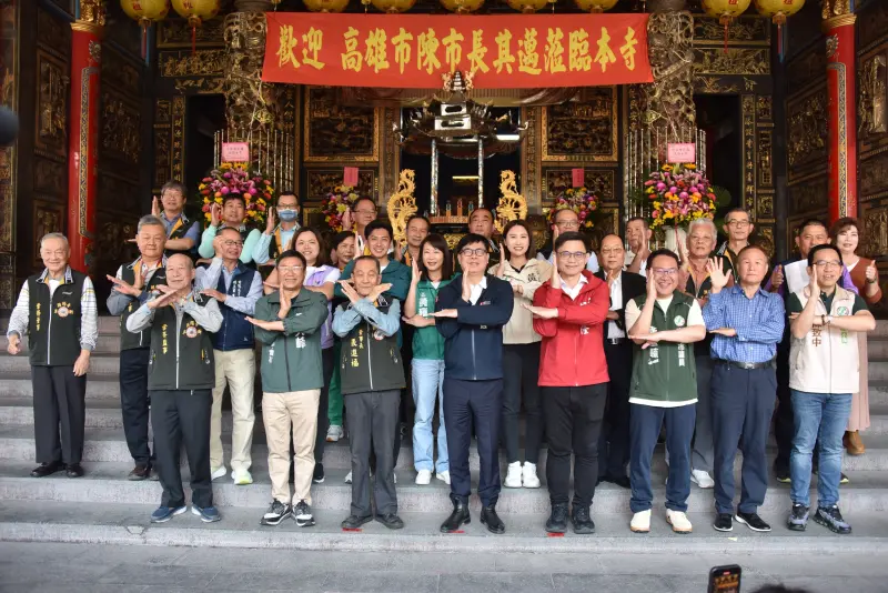 ▲ 賴瑞隆的拜廟行程與市長陳其邁高度同框，被視為有傳承接棒的意味。(圖／立委賴瑞隆辦公室提供)