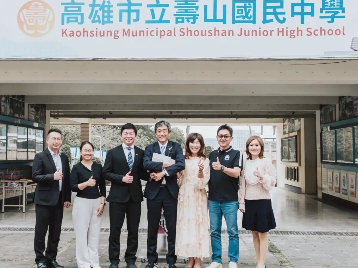 ▲八王子市副市長植原康浩（中）率市府代表團及東京都立大學啦啦隊一行至高雄市立壽山國中進行交流。（圖／高市府教育局提供）