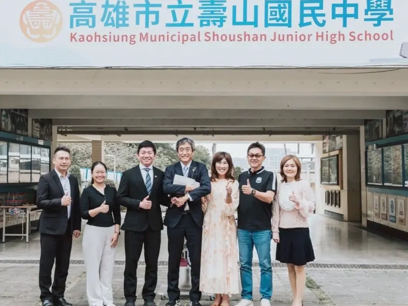 ▲八王子市副市長植原康浩（中）率市府代表團及東京都立大學啦啦隊一行至高雄市立壽山國中進行交流。（圖／高市府教育局提供）