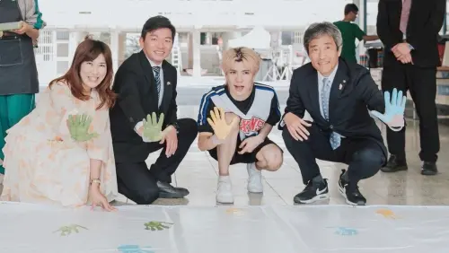 ▲八王子市植原康浩副市長（前排右一）與高市府教育局長吳立森（前排左二）與壽山國中學生共同啟印手印創作，象徵和平交流的第一筆，作品後續將由學生接力完成。（圖／高市府教育局提供）