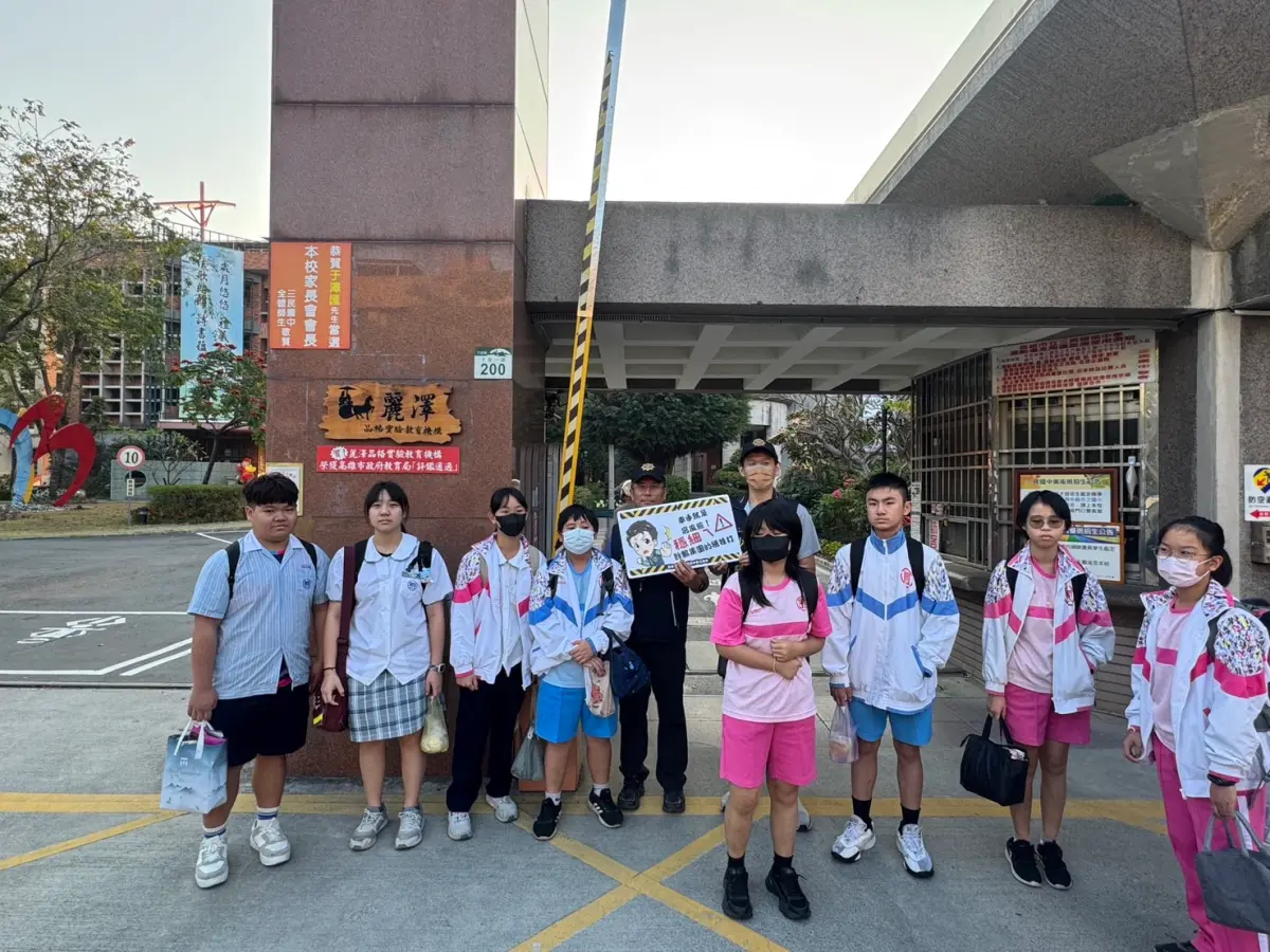 ▲高市少年隊員警今天ㄧ早便在上學通道施行法治教育，避免學生誤被詐團利用成為車手。（圖／高市少年隊提供）