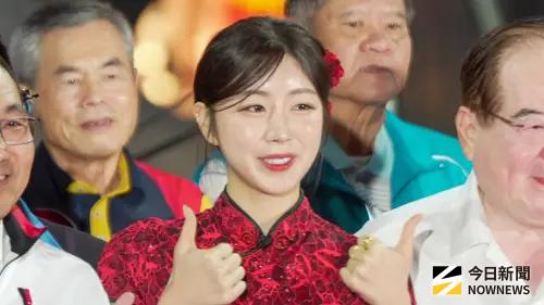 直擊／安芝儇談戀愛後幸福肥？紅色旗袍超吸睛　粉絲認證：臉圓了
