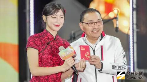 ▲安芝儇（左）與新北市長侯友宜（右）在新北燈會合影留念。（圖／記者張一笙攝）