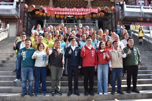 ▲ 賴瑞隆春節拜廟行程與市長陳其邁以及立委邱議瑩、許智傑等人合體，展現綠營的整合態勢。(圖／立委賴瑞隆辦公室提供)