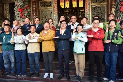 ▲ 賴瑞隆春節拜廟行程與市長陳其邁以及立委邱議瑩、許智傑、林岱樺等人合體，互動氣氛熱烈。(圖／立委賴瑞隆辦公室提供)