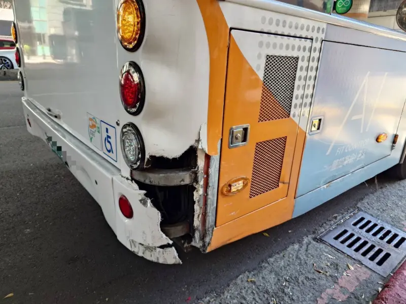 北市大安3車連環車禍！多元計程車超車釀禍　公車遭波及撞出大洞