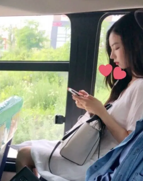 ▲Karina 6年前搭公車低頭滑手機的側臉照，意外被搭乘公車的網友拍下。（圖／翻攝自X）