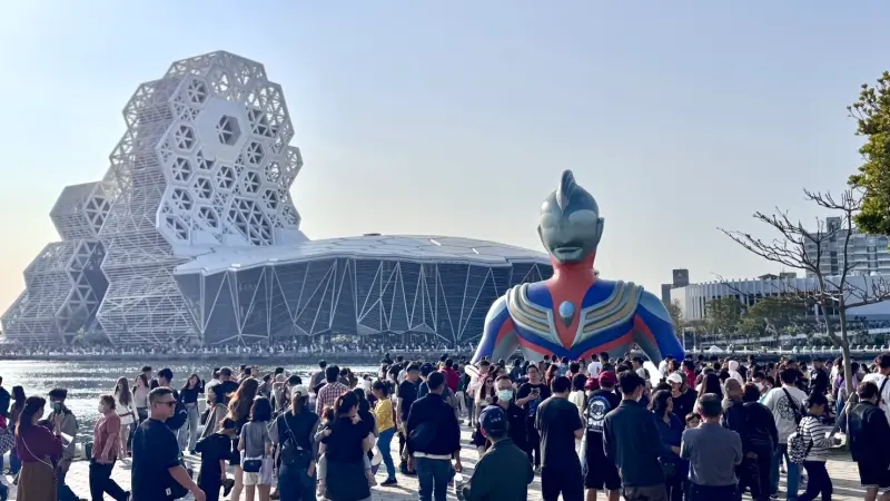 ▲超人力霸王降臨港都愛河灣，現場吸引滿滿人潮。（圖／高市府觀光局提供）