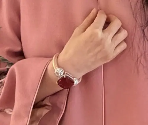 ▲范冰冰手鐲上的巨型紅寶石抓住網友的目光，更顯得她的身價不凡。（圖／摘自小紅書）