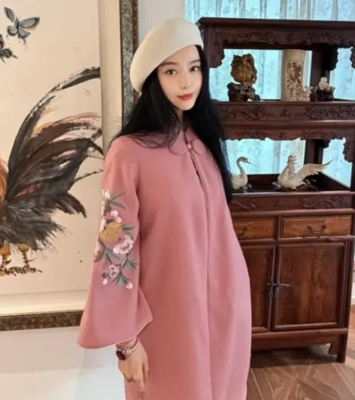 ▲范冰冰穿上有節慶氣氛的服裝迎財神，網友注意的卻是她手鐲上的巨型紅寶石。（圖／摘自小紅書）