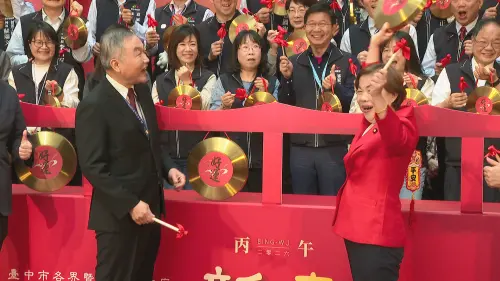 盧秀燕不在家！中市府團拜敲飛鑼　楊瓊瓔嗨喊：架不住我的熱情
