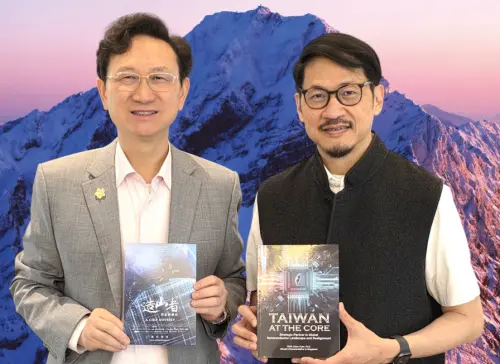 ▲駐新加坡代表童振源博士近期出席新加坡台灣大學校友會成立大會，發表新書《Taiwan at the Core: Strategic Partner in the Global Semiconductor Landscape and Realignment》。(圖／翻攝自臉書）