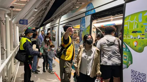 ▲捷運局與高捷公司全力投入疏運作業，於各大熱門站點增派人力引導旅客。（圖／高市府捷運局提供）