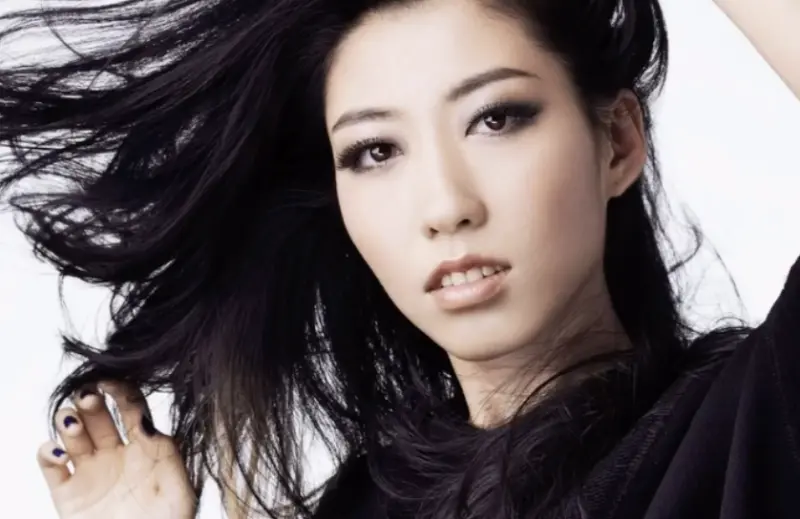 曲婉婷唱紅「深深的腦海裡」!母貪污3.5億判無期 欲復出遭撻伐