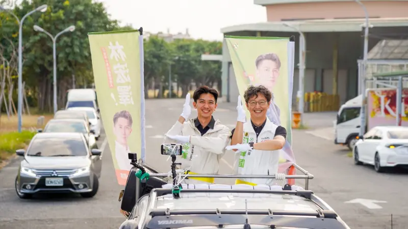 ▲ 陳其邁前助理、台中市議員江肇國今天為民進黨前鎮小港市議員參選人林浤澤站台並車掃。江肇國表示、在林浤澤身上看見少年陳其邁的影子，拜託市民朋友接到電話民調、回答唯一支持林浤澤。（圖／前鎮小港市議員參選人林浤澤提供）