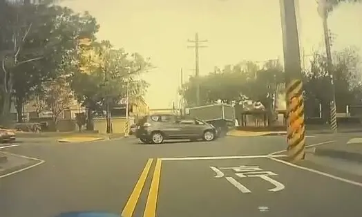 毒駕上路拒警攔查！貨車仁德街頭失控撞車　5名未成年孩童送醫