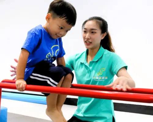 ▲為精準掌握孩子的狀態，小松鼠體操全面導入AI體適能系統，透過穿戴式感應球捕捉動作數據。（圖／小松鼠體操提供）