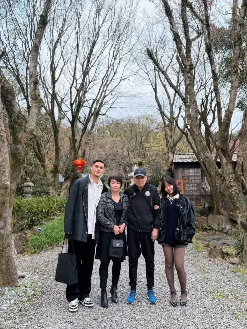 ▲陳芳語（右1）在春節期間帶男友見家人，並和粉絲分享合照照片。（圖／翻攝自陳芳語IG@lekimberleyy）