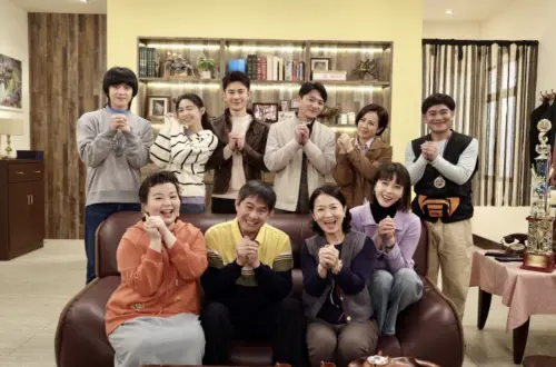 ▲《豆腐媽媽》眾演員齊聚拜年。（圖／民視提供）