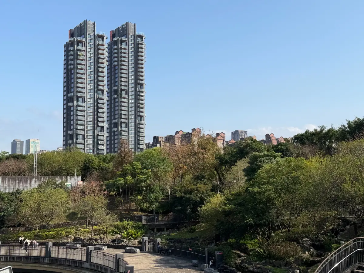 ▲在居住環境上，大安森林公園周邊的大面積綠地，以及仁愛路、敦化南路的林蔭景觀，是外籍買家高度重視的條件。（圖／信義房屋）