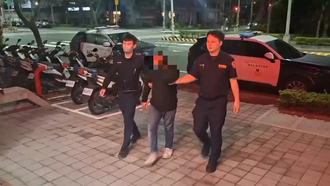 ▲44歲的黃男不滿自己的大豬公被偷走，昨（23日）晚間持刀大鬧蔡男居住的社區。（圖／翻攝畫面）