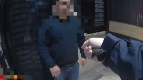 ▲黃男不滿自己的大豬公被偷走，昨（23日）晚間持刀大鬧蔡男居住的社區。（圖／翻攝畫面）