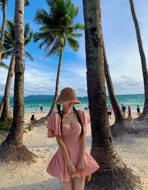 ▲▼李雅英分享數張度假的照片，其中一張穿中空泳衣的福利照藏在最後面（上圖），傲人身材呼之欲出。（圖／이아영 IG＠yyyoungggggg）